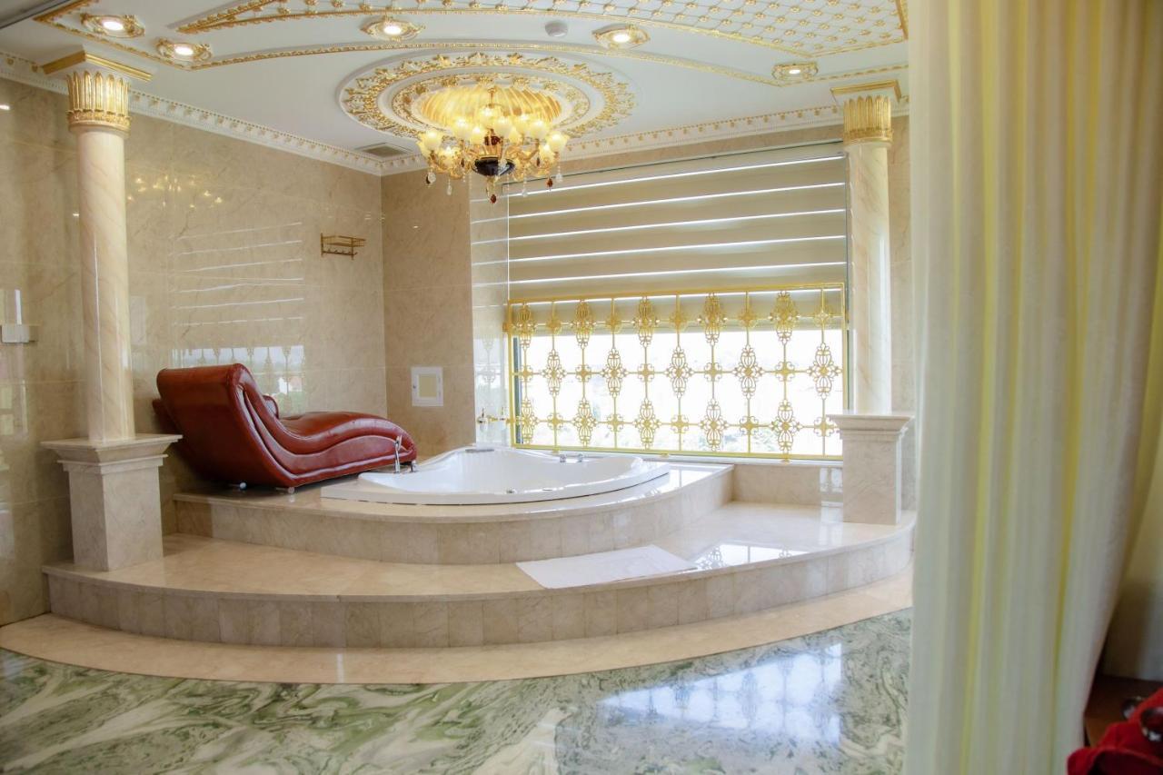 Tri Tam Hotel - Khach San Tri Tam Ben Luc エクステリア 写真