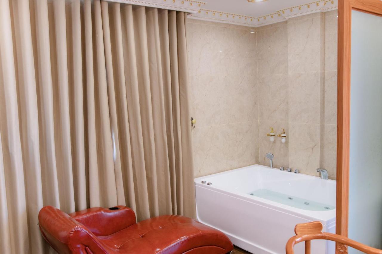 Tri Tam Hotel - Khach San Tri Tam Ben Luc エクステリア 写真