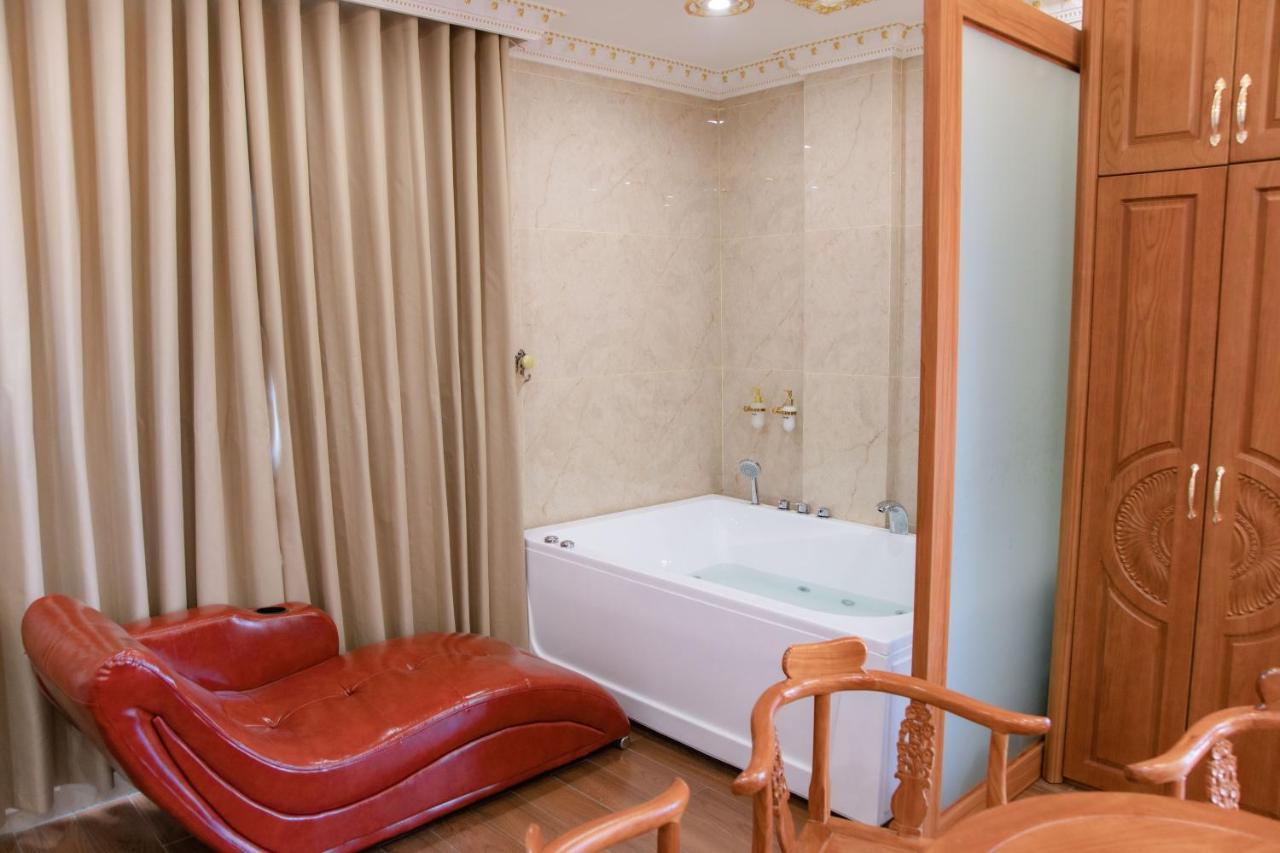 Tri Tam Hotel - Khach San Tri Tam Ben Luc エクステリア 写真